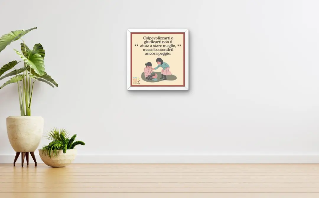 Una citazione motivazionale incorniciata con un'illustrazione con la scritta colpevolizzarti e giudicarti non ti aiuta a stare meglio ma solo a sentirti ancora peggio