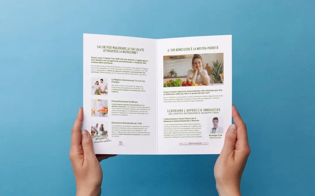 Una donna che tiene in mano una brochure o un opuscolo con informazioni su alimentazione sana e nutrizione