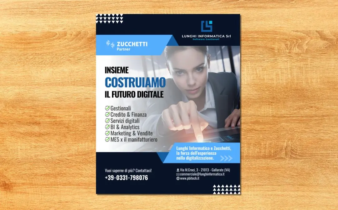 Una giovane donna con i capelli biondi corti che indossa una maglietta blu, guarda direttamente la telecamera con un'espressione seria. Lo sfondo sembra essere un ufficio o un ambiente di lavoro con scaffali e altre attrezzature da ufficio visibili