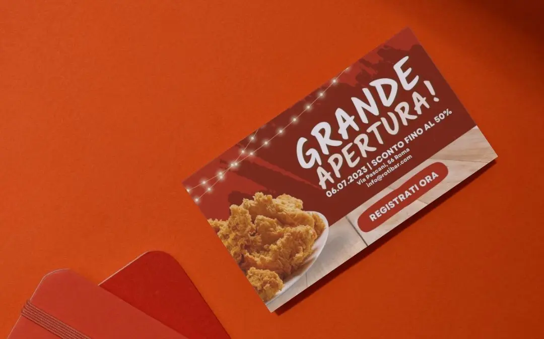 Un invito di una polleria di Grande Apertura, uno snack alimentare, su uno sfondo arancione