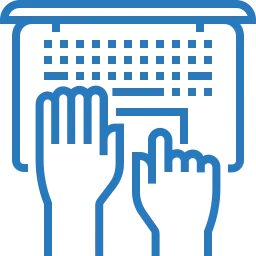 Un computer con due mani che interagiscono con essa, che rappresenta la tecnologia e l'input digitale