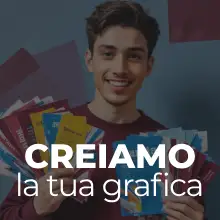 Un giovane uomo caucasico con capelli castani corti, indossa una camicia rossa e tiene in mano diversi opuscoli colorati